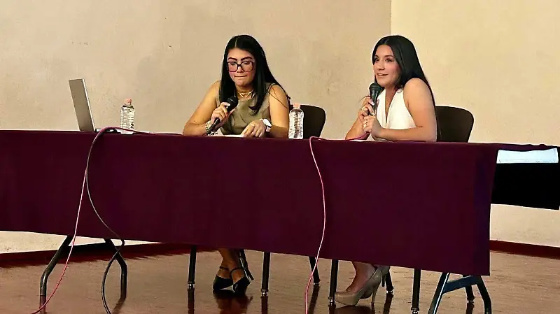 La autora compartió con los asistentes el contenido de su libro y el proceso de su creación.